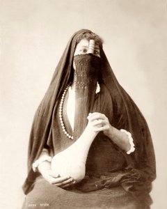 Fejdíszes lány, kezében cserépedény, 1867-98 körül